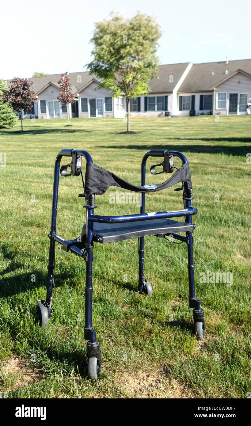 4 di rotolamento della ruota walker rollator con sedile, sul prato di senior resort. Stati Uniti d'America. Foto Stock