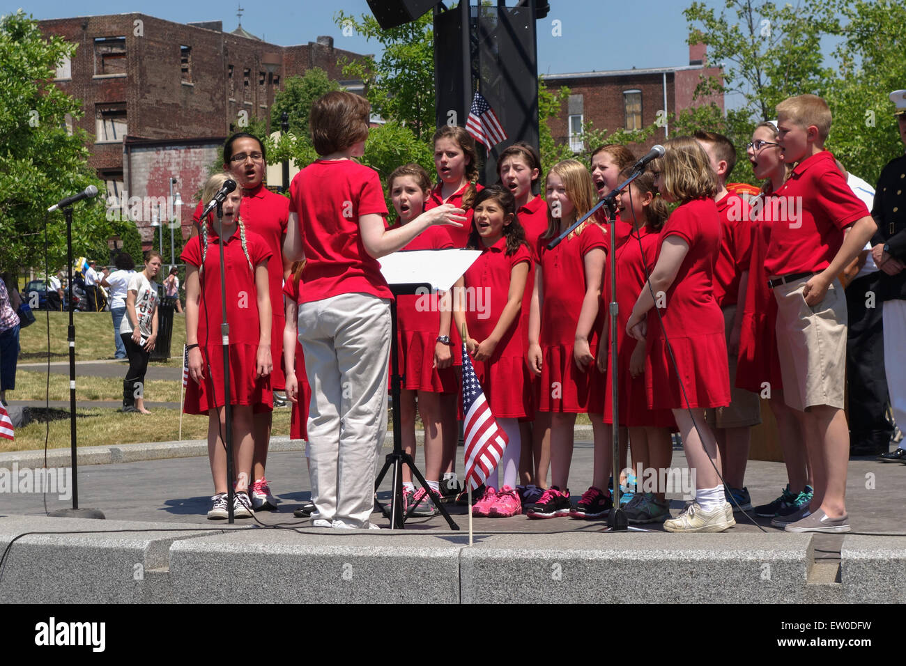 Il memorial day celebrazioni, coro di bambini a cantare l'American inno nazionale, Easton, Pennsylvania, USA. Foto Stock