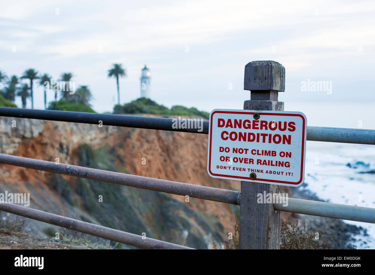 Segno presso la costa di avvertire per scogli pericolosi Foto Stock
