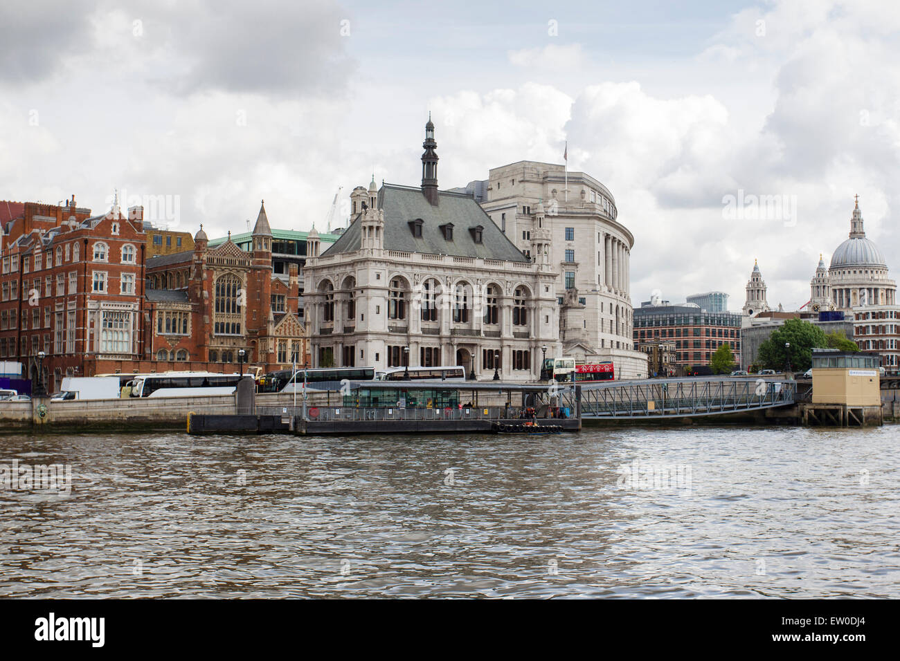 Il vecchio edificio Vittoriano della City of London School sul Victoria Embankment del Tamigi Foto Stock