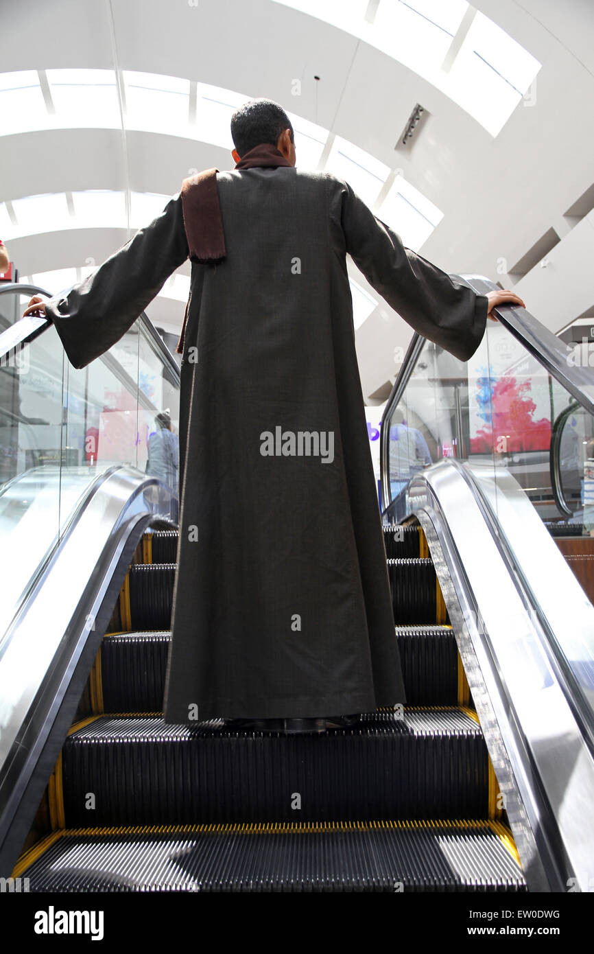 Un uomo arabo con stoffa tradizionale in un centro commerciale Foto Stock