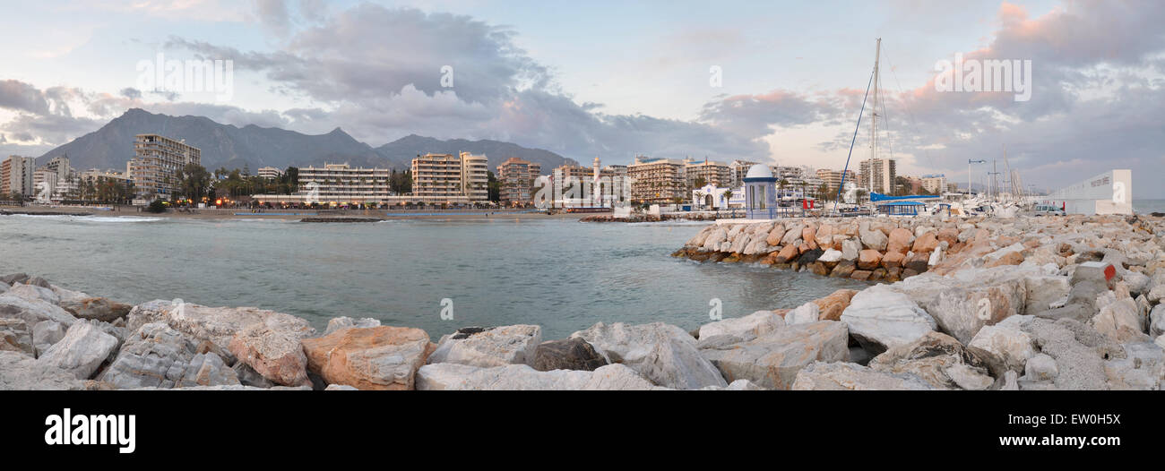 Il panorama della città di Marbella visto dal porto, costiere la gamma della montagna e il cielo nuvoloso sono a sfondo, vela yacht club è a Foto Stock