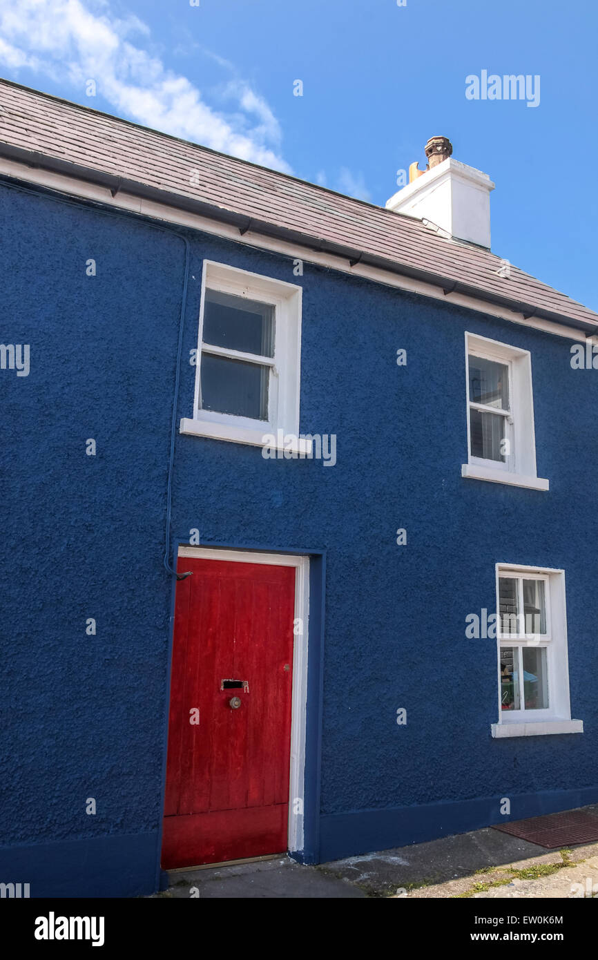 Blu casa dipinta con una porta rossa in Dingle, nella contea di Kerry, Irlanda Foto Stock