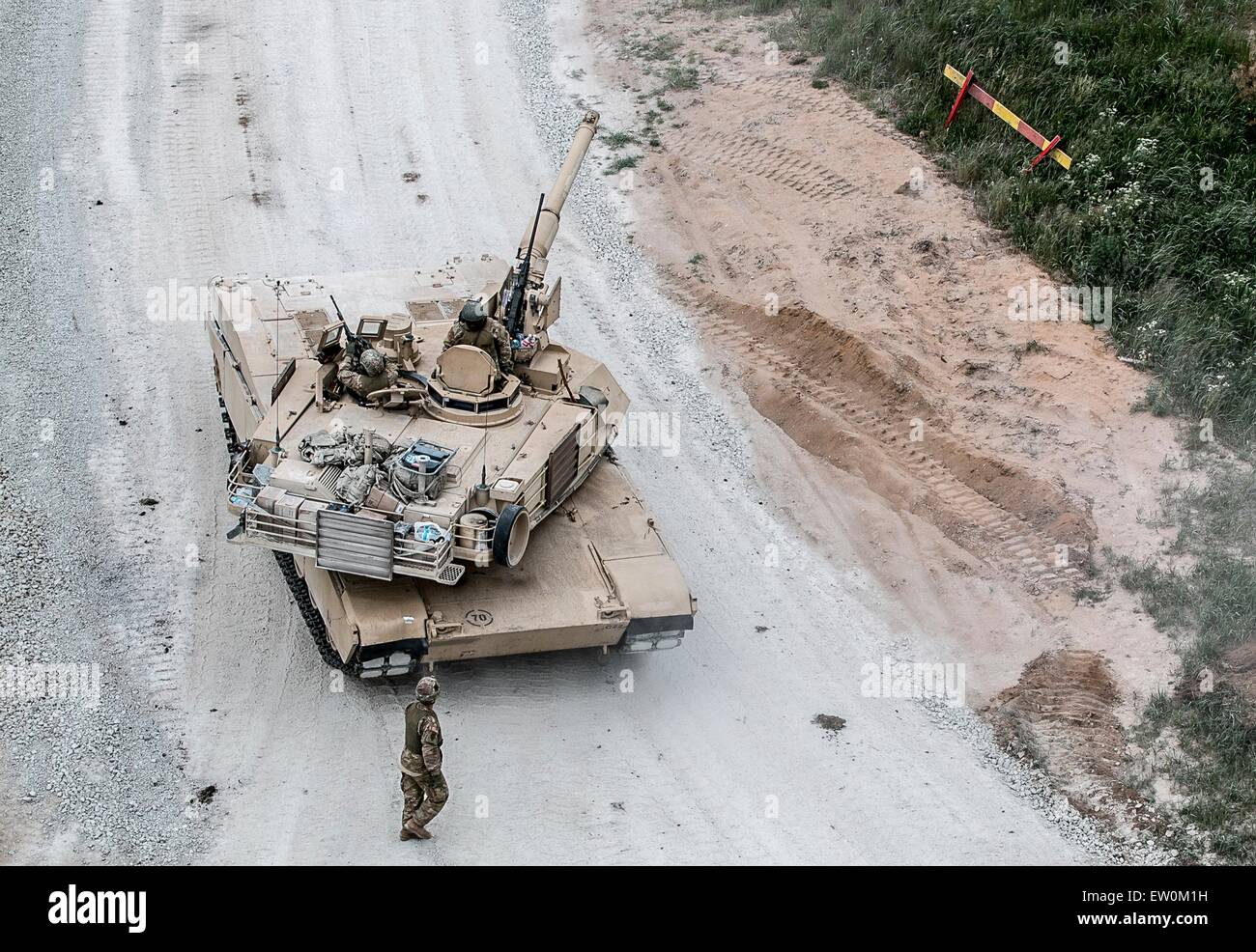 Stati Uniti Esercito armor unità con la terza divisione di fanteria impegnare un target range verso il basso con la loro M1A2 Abrams battaglia serbatoio durante un live-formazione antincendio esercizio parte di Operazione Atlantic risolvere Giugno 14, 2015 nella Tapa, Estonia. Foto Stock