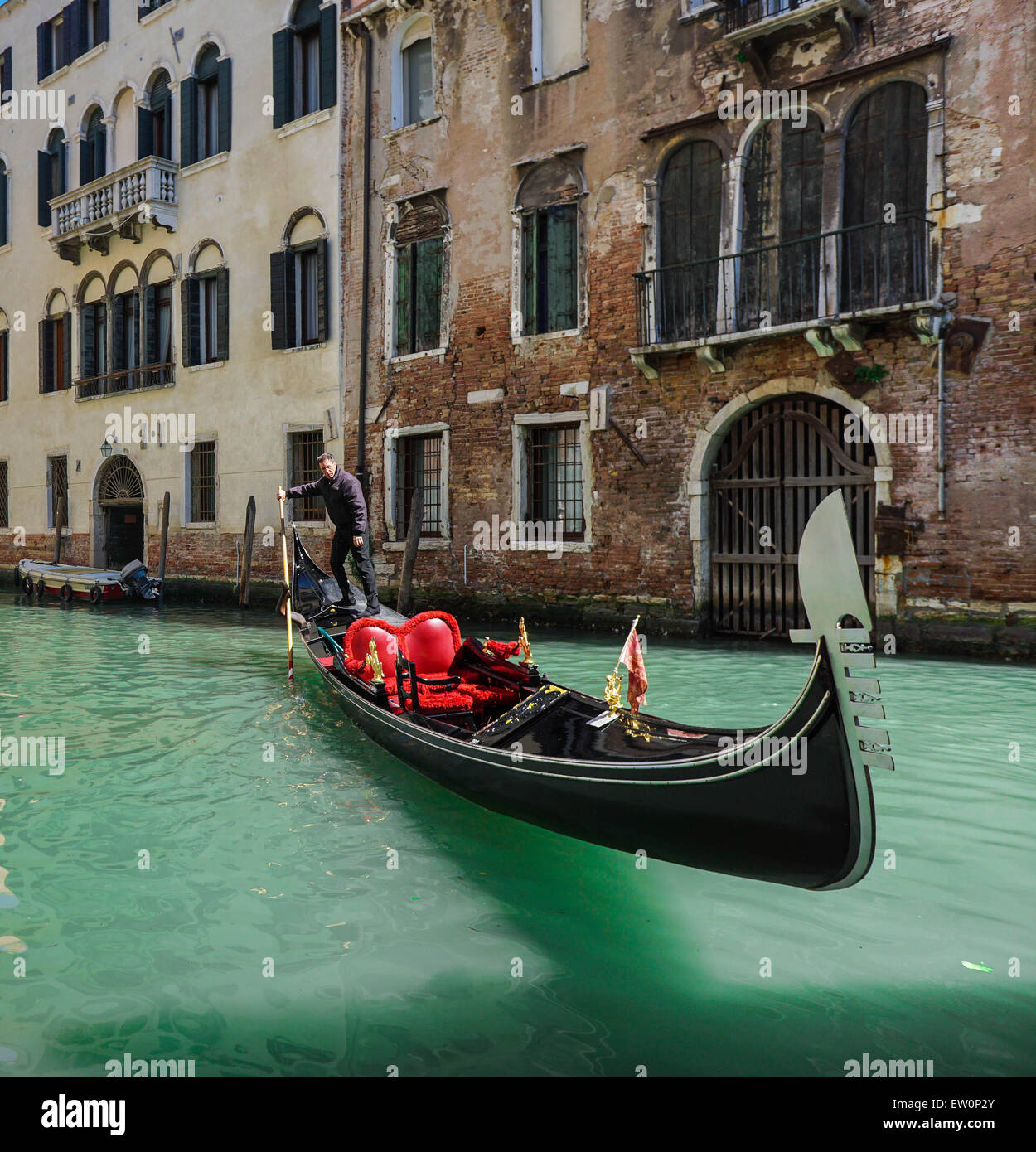 Gondola a Venezia girando in acqua Foto Stock