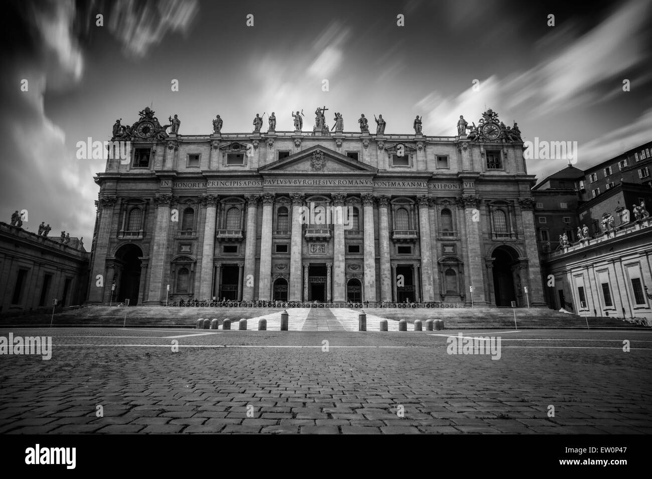 La Basilica di San Pietro in Vaticano, Italia. Girato con un filtro ND Foto Stock