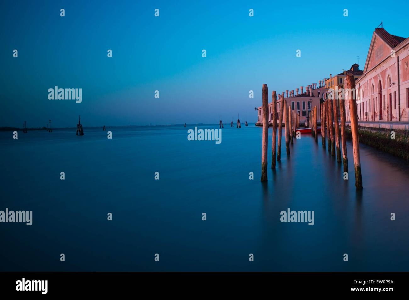 Una gondola di Venezia / molo, girato con un filtro ND durante il tramonto. Foto Stock