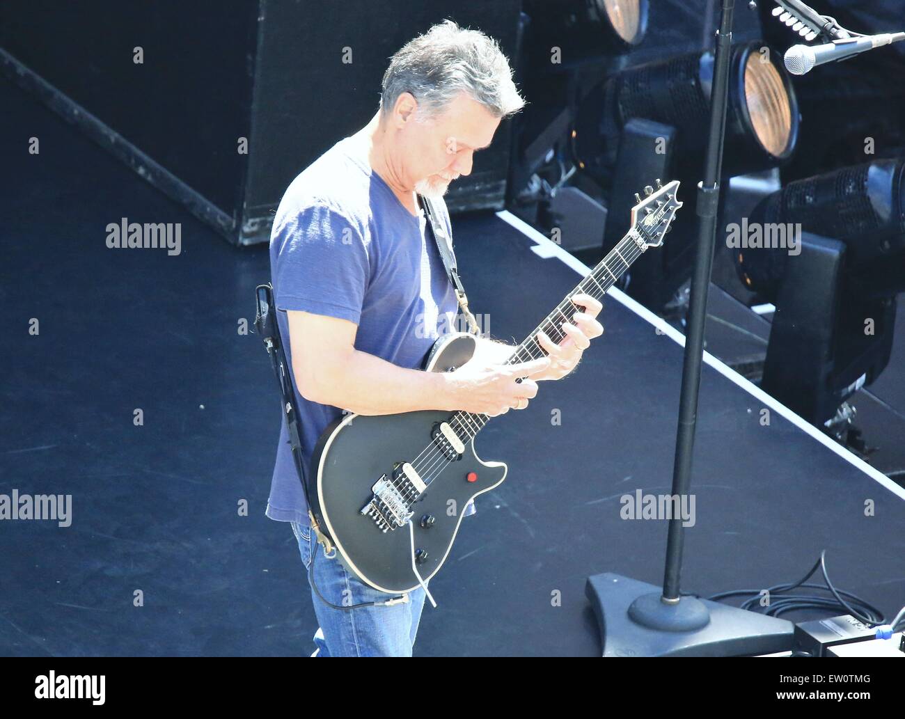 Van Halen rocce Hollywood Blvd durante un sound check prove prima di eseguire su Jimmy Kimmel Live! Dotato di: Van Halen, Eddie Van Halen dove: Los Angeles, California, Stati Uniti quando: 30 Mar 2015 C Foto Stock