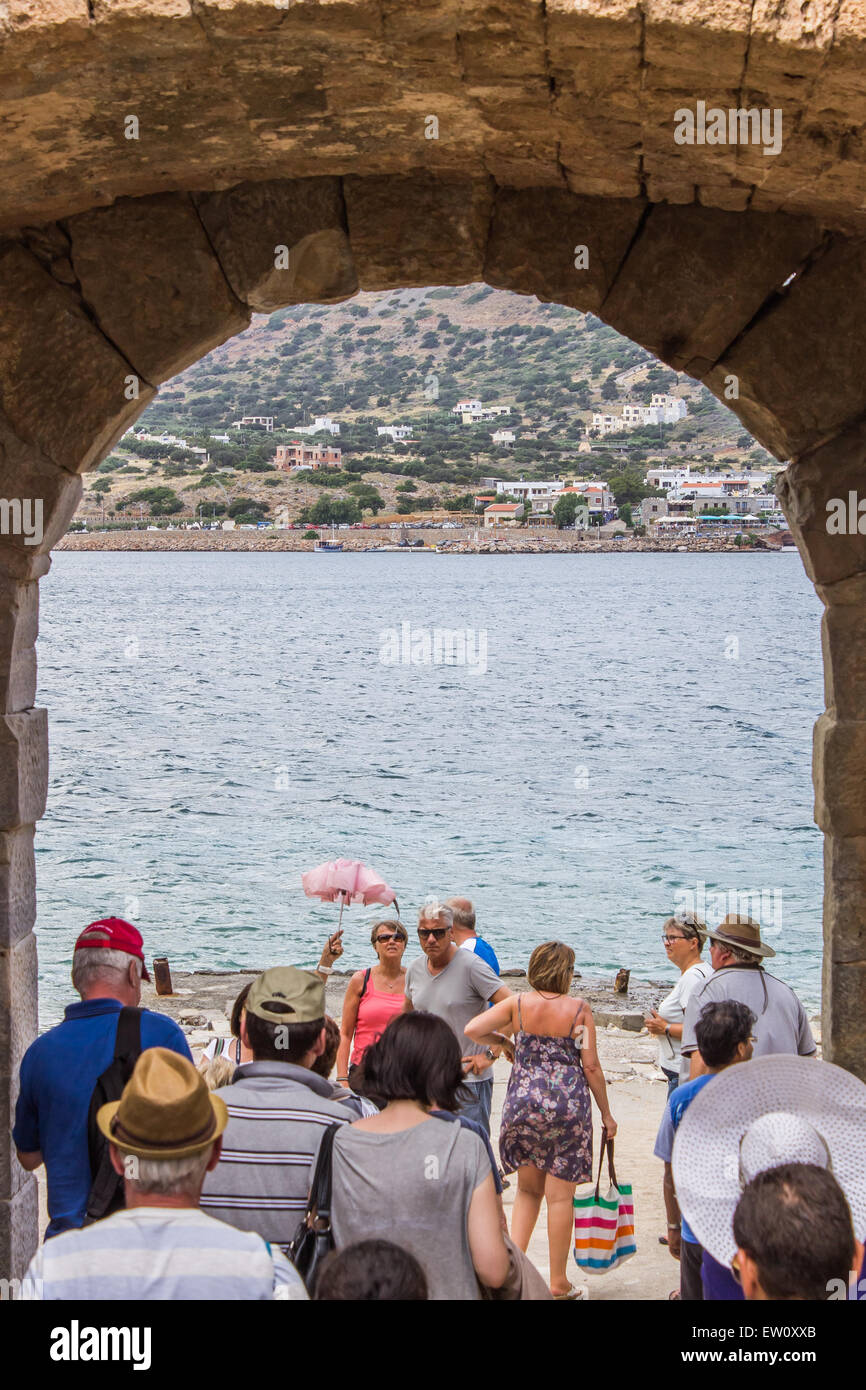 Una guida turistica che conduce un gruppo di turisti intorno all'isola di Spinalonga. Foto Stock