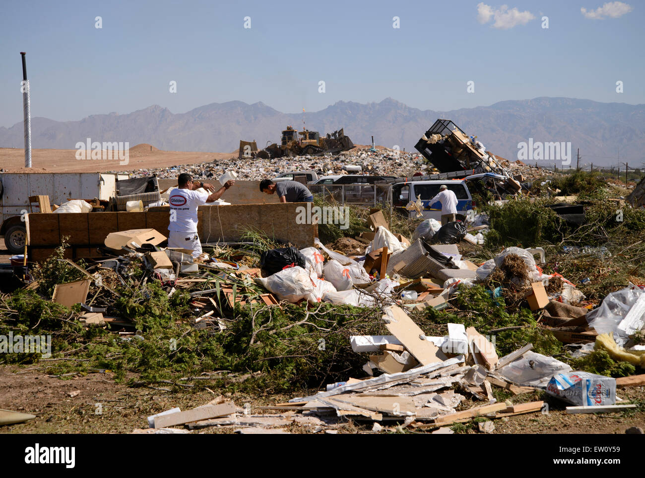 Circa il 50% dei rifiuti residenziali depositato per lo smaltimento presso la Città di Tucson di Los Reales discarica può essere riciclato, accord Foto Stock