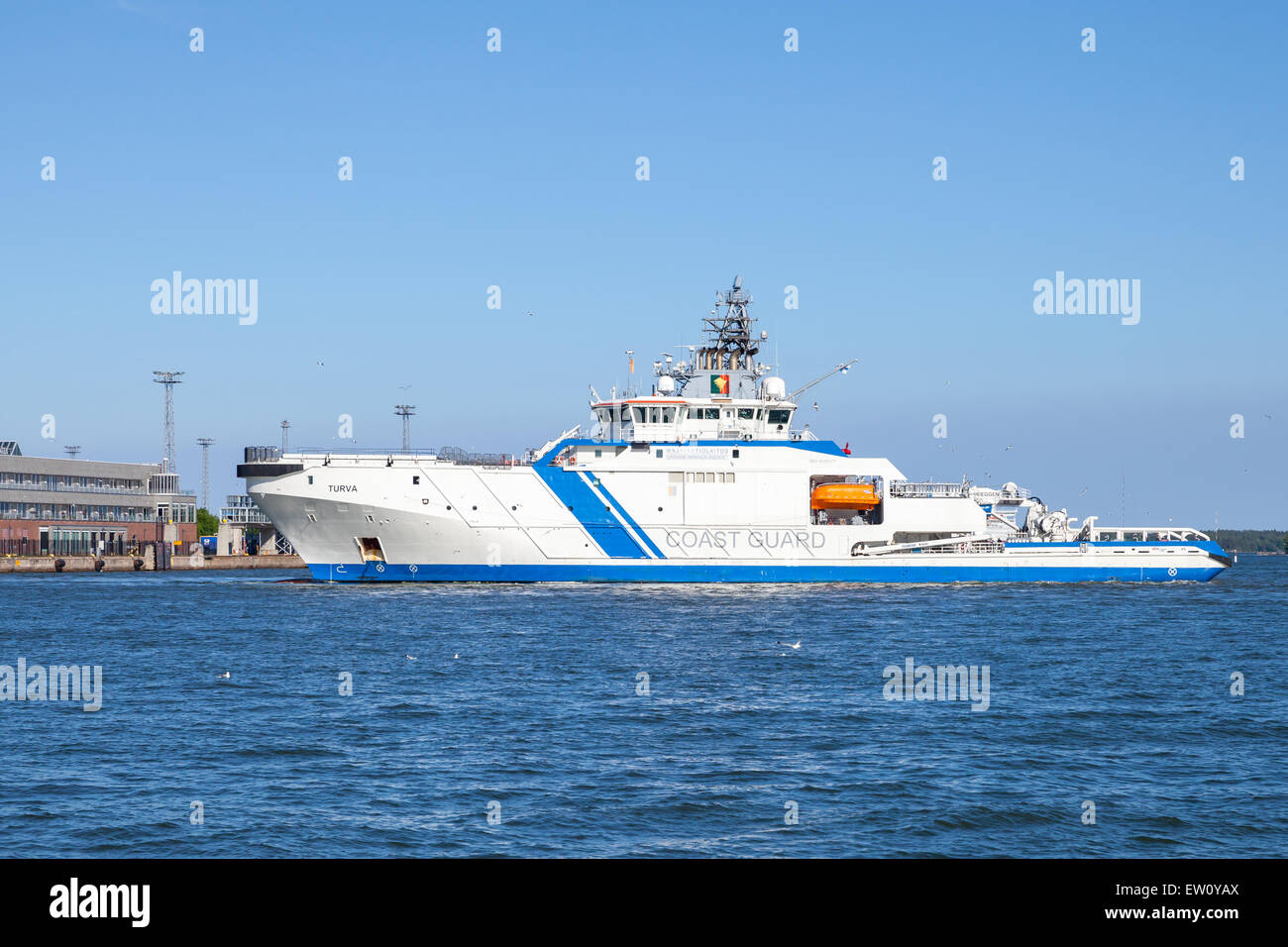 Helsinki, Finlandia - 13 Giugno 2015: il finlandese offshore nave pattuglia Turva entra nel porto di Helsinki. La nave più grande del fle Foto Stock