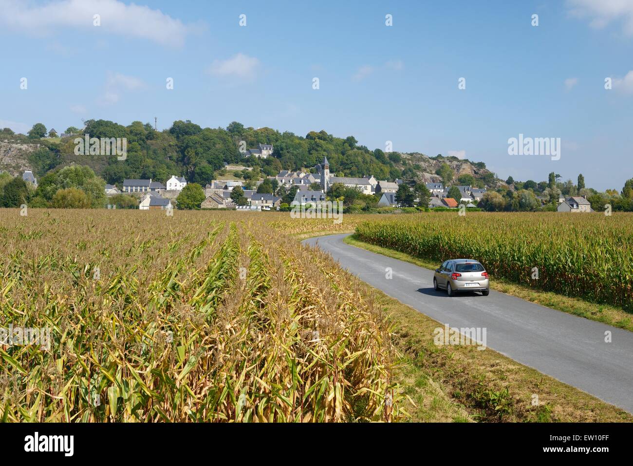 Ad est oltre cornfields alla collina di granito e il villaggio di Mont Dol. Vicino a Saint Malo e la città di Dol-de-Bretagne, Bretagna Francia Foto Stock