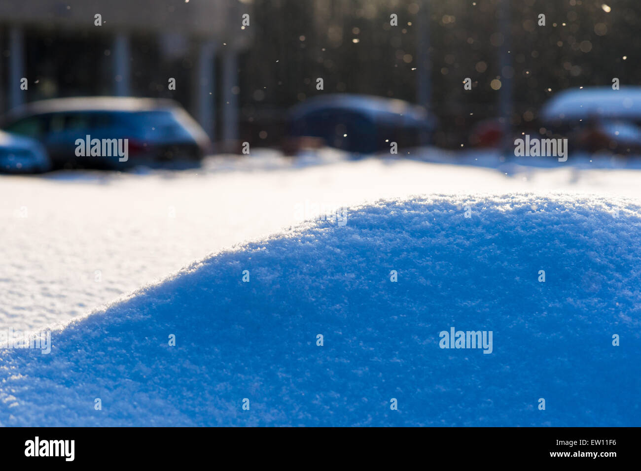 Fresco e asciutto la neve in strada di Mosca su una soleggiata giornata invernale. Bel tempo su gennaio 19, 2013 Foto Stock