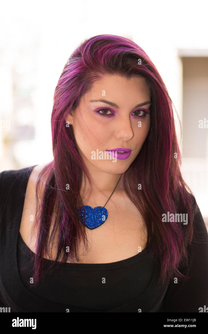 Ritratto di una giovane bella ragazza caucasica con capelli viola. Foto Stock