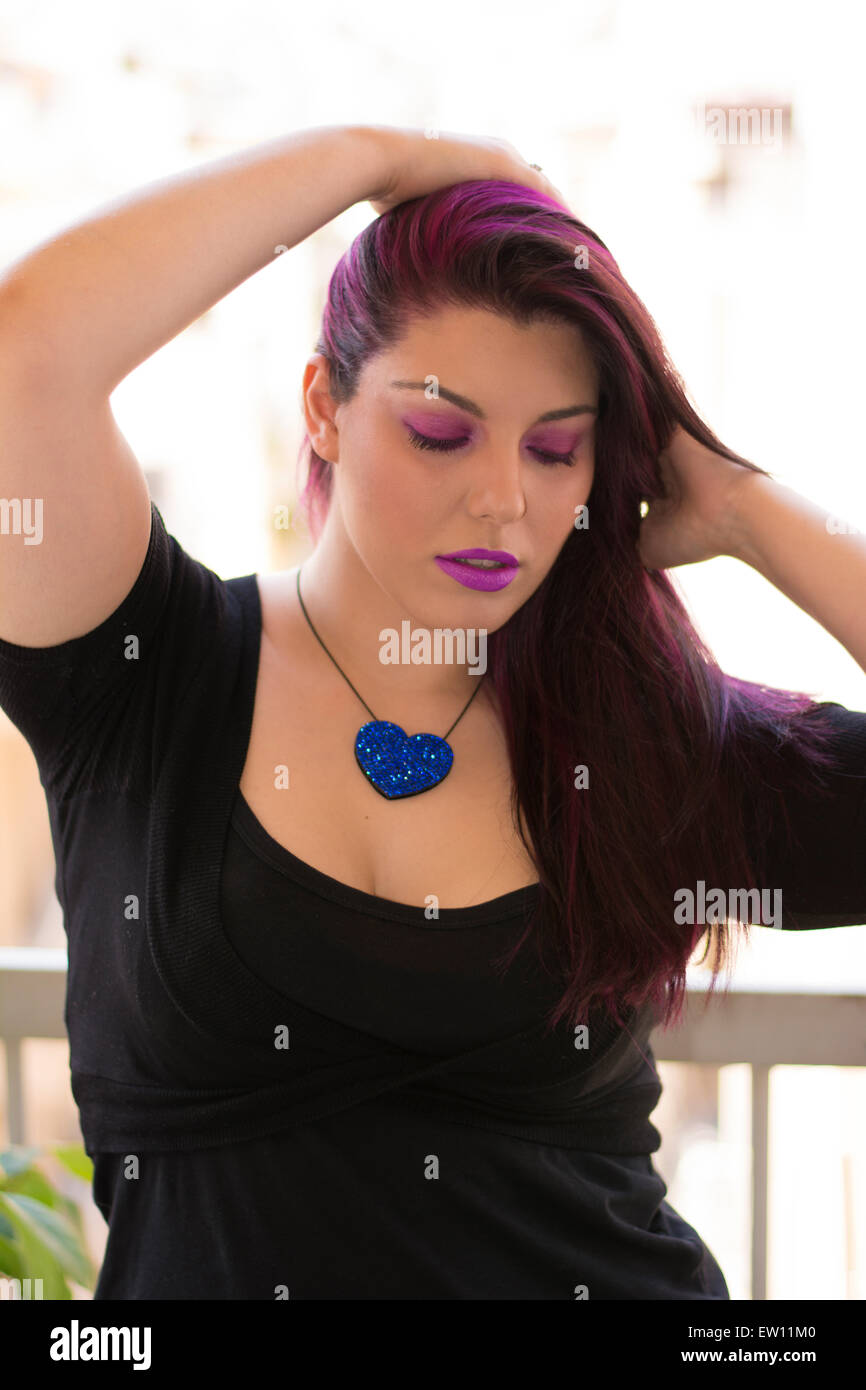 Ritratto di una giovane bella ragazza caucasica con capelli viola. Foto Stock