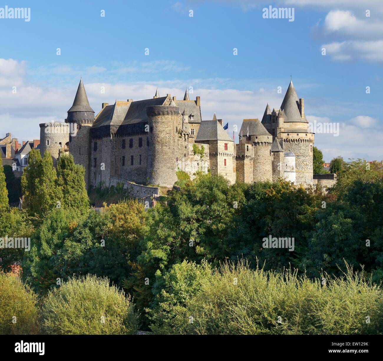 Il francese la città medievale di Vitre, Brittany. Vitre Castello Castello visto da ovest. Estate Foto Stock