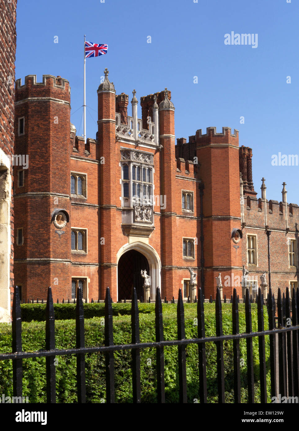 L'entrata principale di Hampton Court Palace, un palazzo reale nel London Borough di Richmond upon Thames Greater London Surrey UK Foto Stock