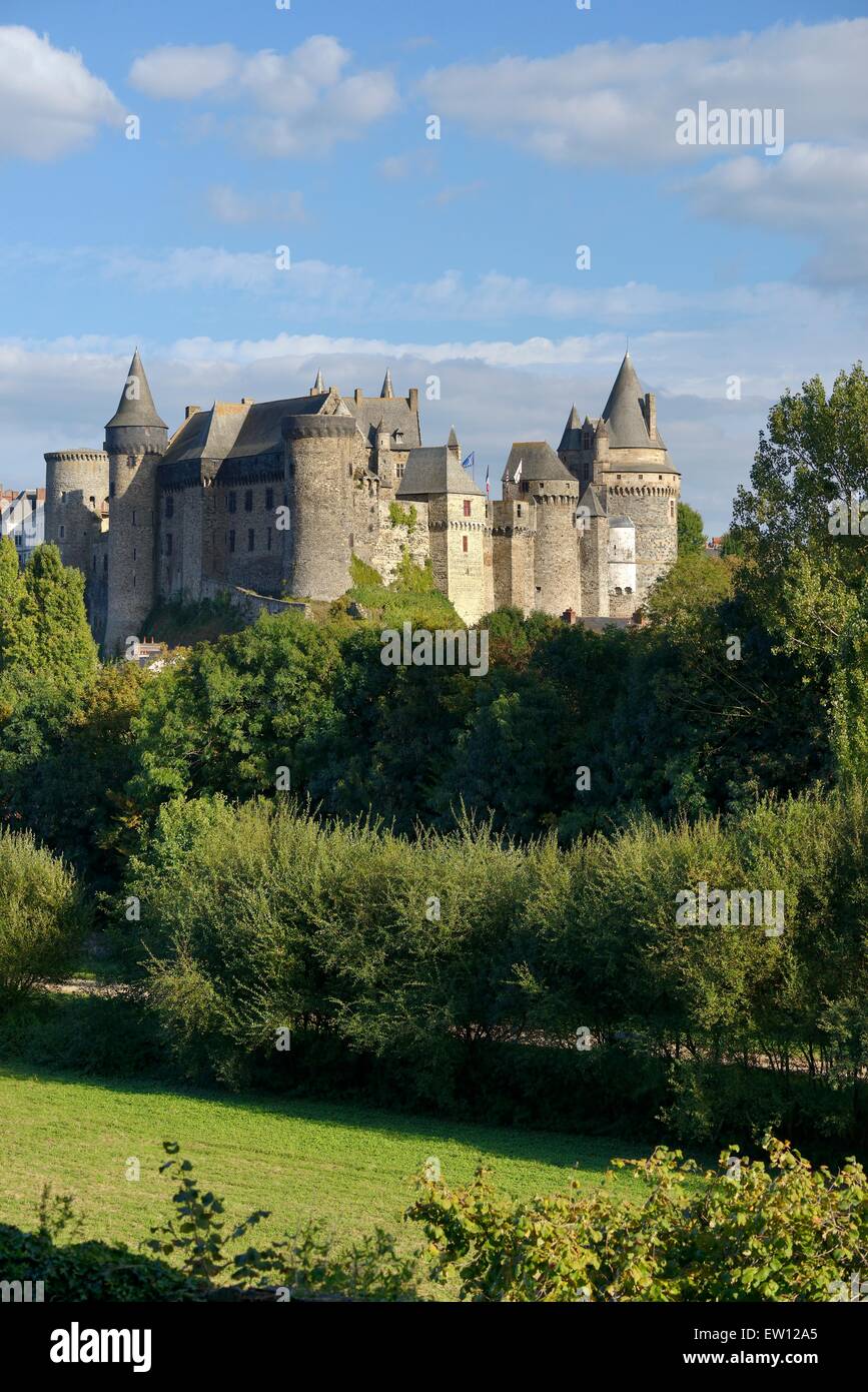 Il francese la città medievale di Vitre, Brittany. Vitre Castello Castello visto da ovest. Estate Foto Stock
