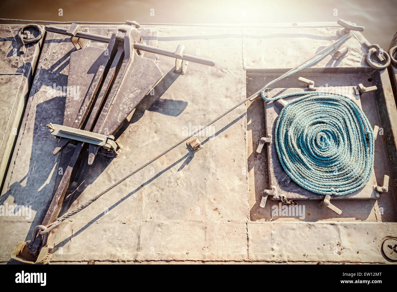 In stile retrò ancora con fune su un militare di ponte galleggiante. Foto Stock
