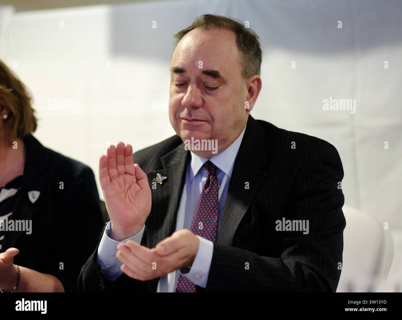 Alex Salmond assiste SNP Livingston circoscrizione candidato Hannah Bardell'adozione cena a Livingston FC's Stadium il patrimonio Eneragy Arena. Alex Salmond è stato inoltre chiesto di firmare le copie del suo libro con: Alex Salmond dove: Livingston, Regno Unito quando: 01 Apr 2015 C Foto Stock