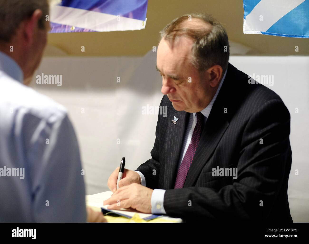 Alex Salmond assiste SNP Livingston circoscrizione candidato Hannah Bardell'adozione cena a Livingston FC's Stadium il patrimonio Eneragy Arena. Alex Salmond è stato inoltre chiesto di firmare le copie del suo libro con: Alex Salmond dove: Livingston, Regno Unito quando: 01 Apr 2015 C Foto Stock