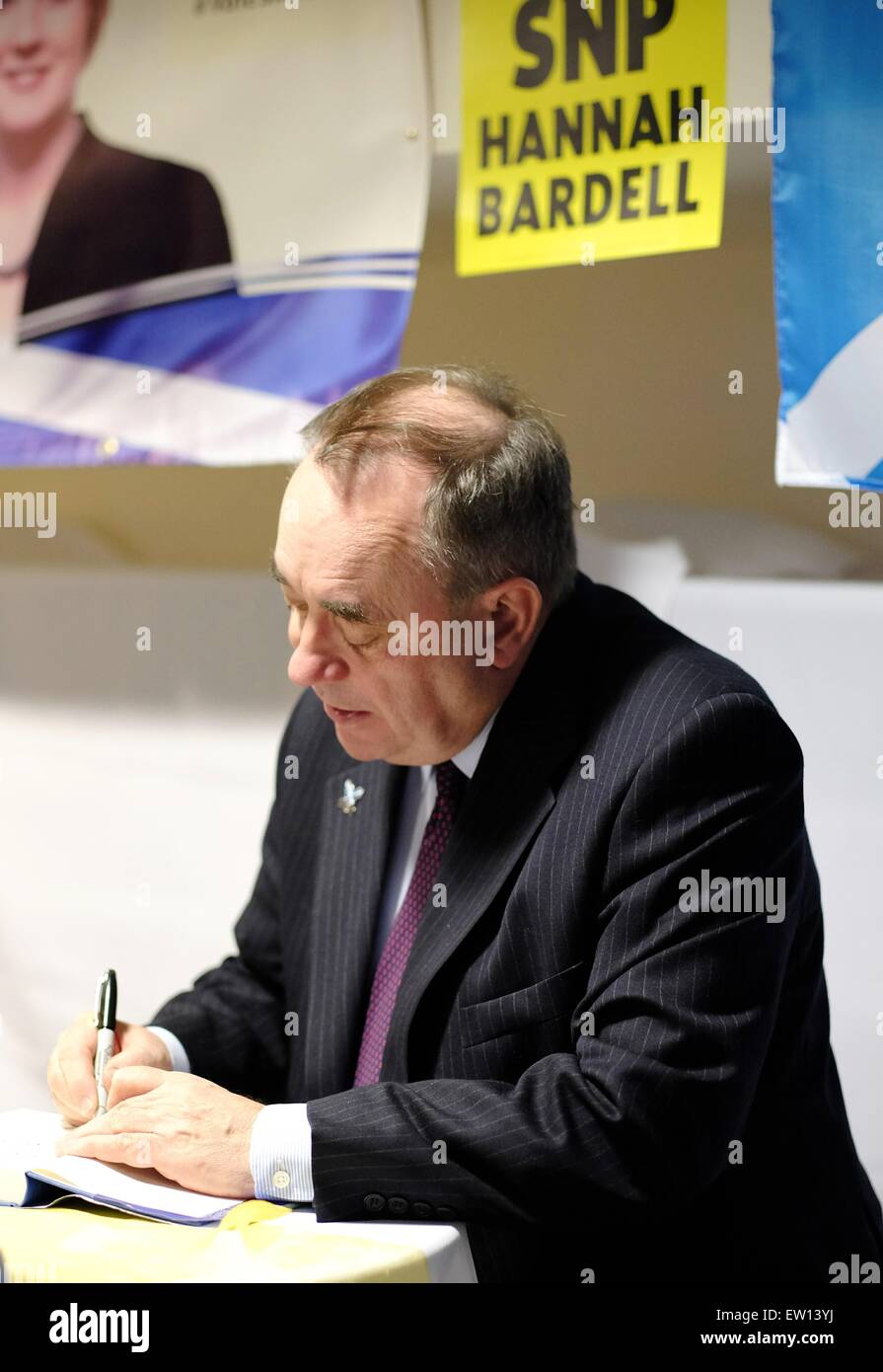 Alex Salmond assiste SNP Livingston circoscrizione candidato Hannah Bardell'adozione cena a Livingston FC's Stadium il patrimonio Eneragy Arena. Alex Salmond è stato inoltre chiesto di firmare le copie del suo libro con: Alex Salmond dove: Livingston, Regno Unito quando: 01 Apr 2015 C Foto Stock