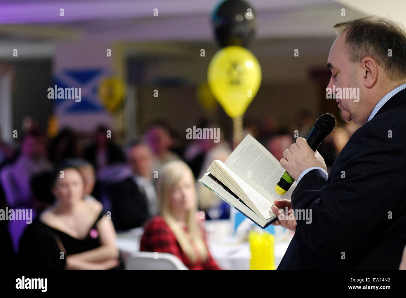 Alex Salmond assiste SNP Livingston circoscrizione candidato Hannah Bardell'adozione cena a Livingston FC's Stadium il patrimonio Eneragy Arena. Alex Salmond leggere brani dal suo libro e copie firmate successivamente. Dotato di: Alex Salmond dove: Livingston, Regno Unito quando: 01 Apr 2015 C Foto Stock