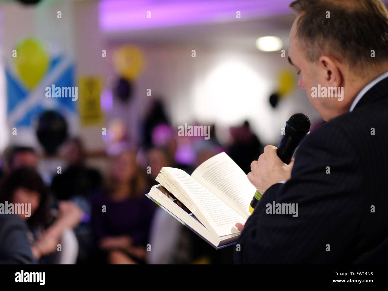 Alex Salmond assiste SNP Livingston circoscrizione candidato Hannah Bardell'adozione cena a Livingston FC's Stadium il patrimonio Eneragy Arena. Alex Salmond leggere brani dal suo libro e copie firmate successivamente. Dotato di: Alex Salmond dove: Livingston, Regno Unito quando: 01 Apr 2015 C Foto Stock