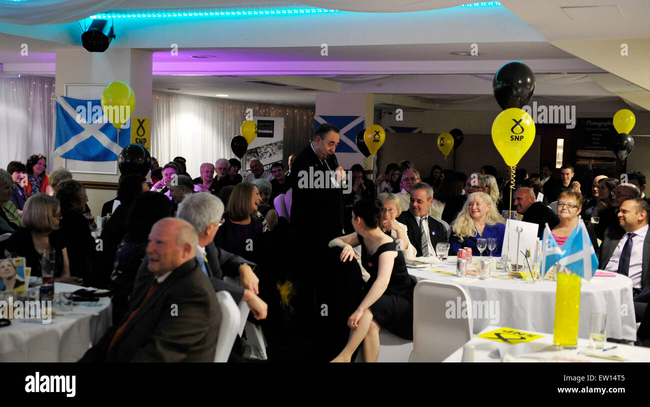 Alex Salmond assiste SNP Livingston circoscrizione candidato Hannah Bardell'adozione cena a Livingston FC's Stadium il patrimonio Eneragy Arena. Alex Salmond ha firmato le copie del suo libro e posato per le foto con gli ospiti dotate di: atmosfera, Alex Salmond dove: Livingston, Regno Unito quando: 01 Apr 2015 C Foto Stock