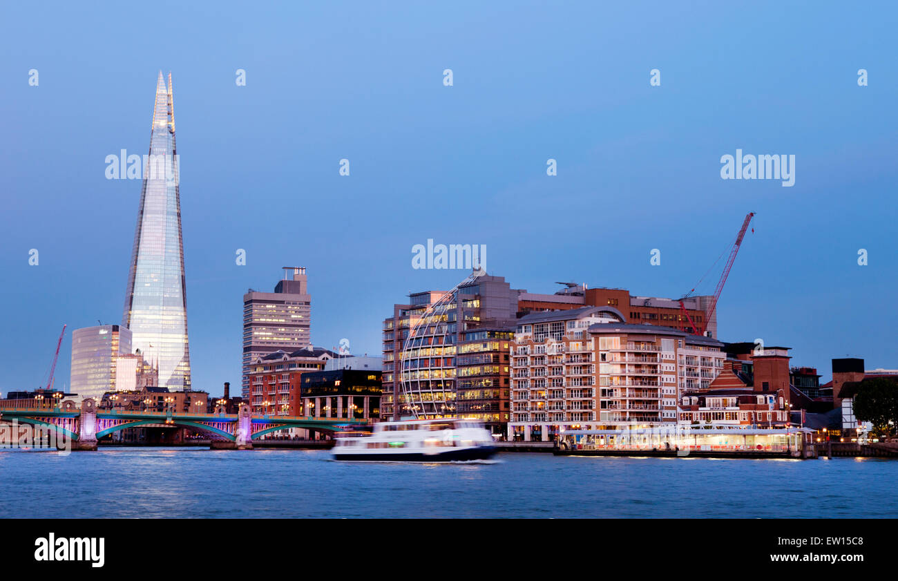 Il fiume Tamigi con la Shard e il Globe Theatre di notte London REGNO UNITO Foto Stock