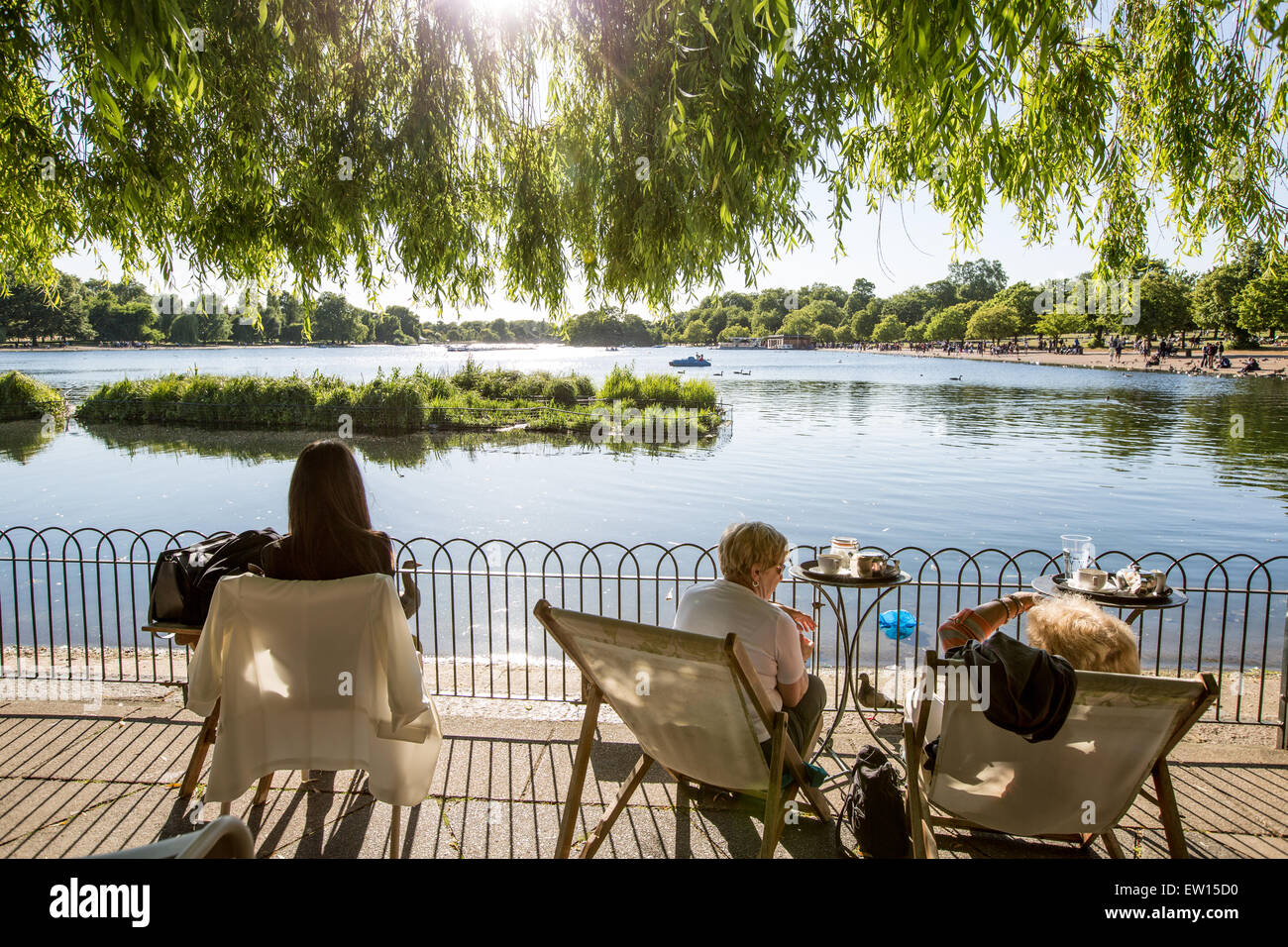 La gente seduta della serpentina Cafe Hyde Park Londra REGNO UNITO Foto Stock