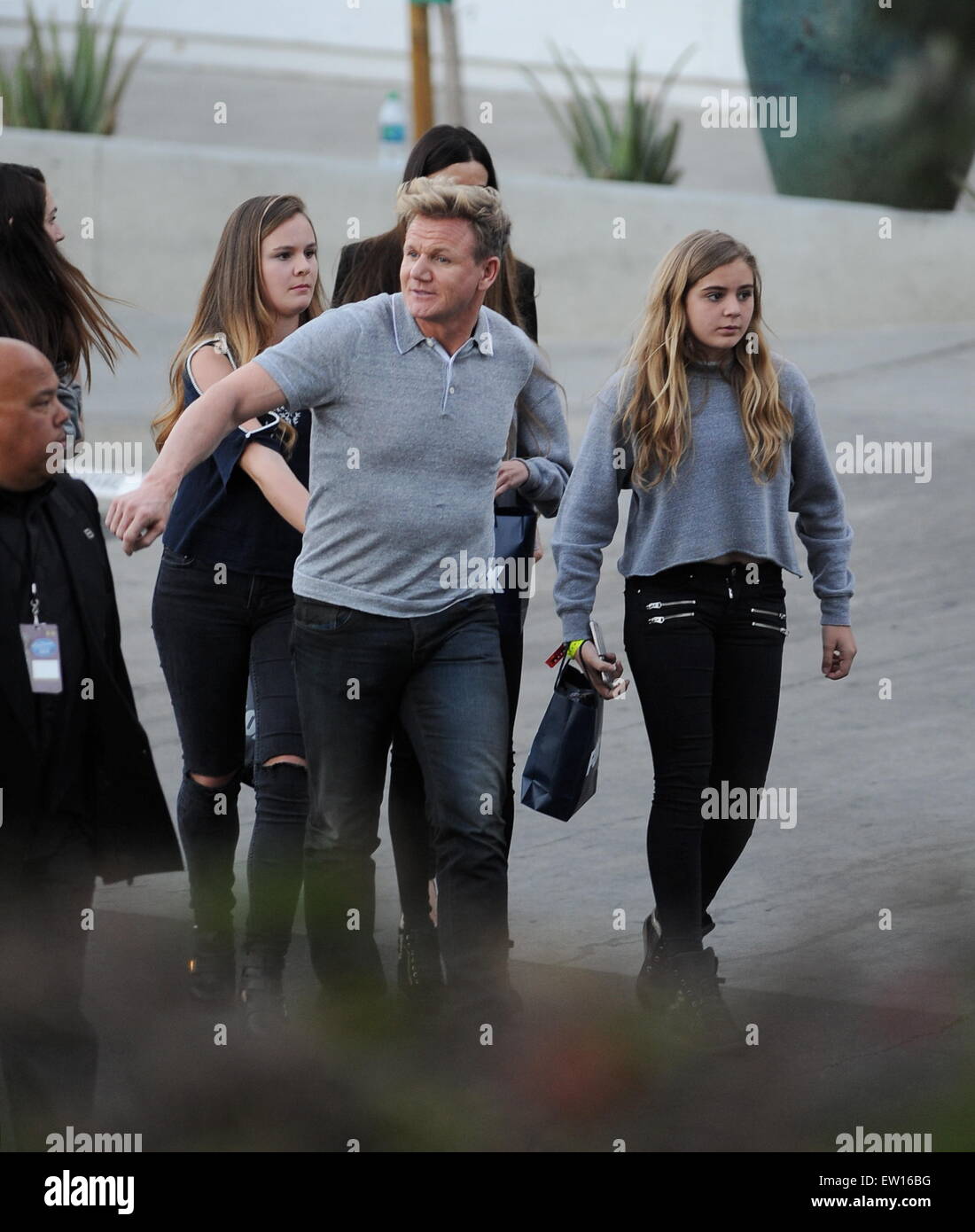 Lo chef Gordon Ramsay lasciando il Idol americano spettacolo dal vivo con la sua famiglia e giudice Jennifer Lopez anche uscire dopo 2 ora di spettacolo. Il cantante è stato visto indossare white pantaloncini corti con pompe d'oro. Dotato di: Gordon Ramsay dove: Los Angeles, California, Stati Uniti quando: 01 Apr 2015 C Foto Stock