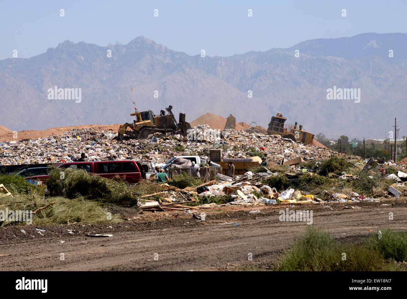 Circa il 50% dei rifiuti residenziali depositato per lo smaltimento presso la Città di Tucson di Los Reales discarica può essere riciclato, accord Foto Stock