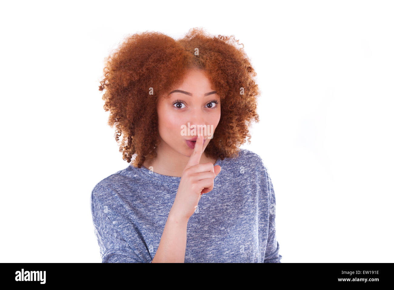 Giovane americano africano ragazza adolescente puntare il dito sullo schermo, isolati su sfondo bianco - nero di persone Foto Stock