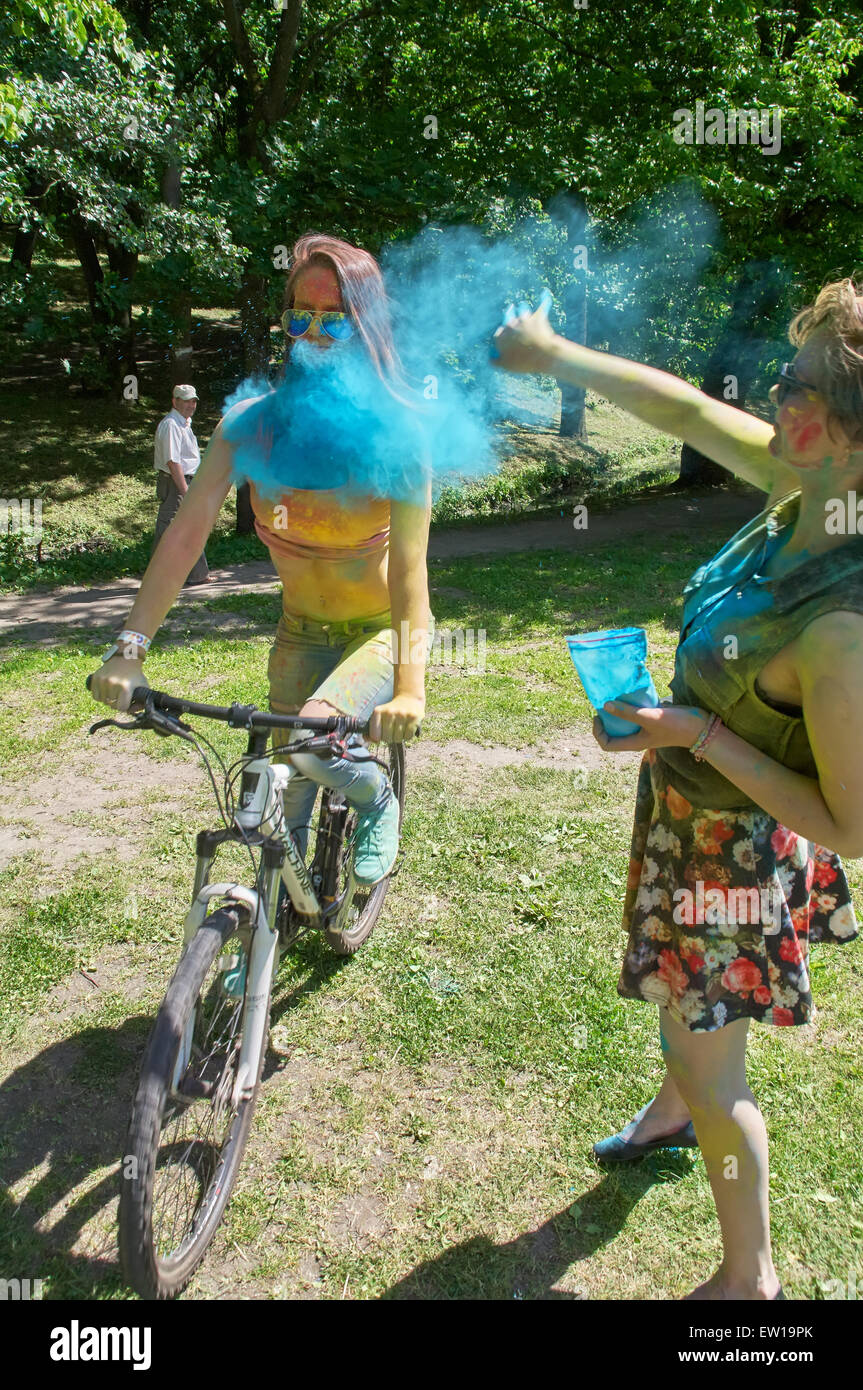 KALININGRAD, RUSSIA - Giugno 06, 2015: Donna gettando il ciano holi polvere nella fotocamera durante la Holi festival dei colori Foto Stock