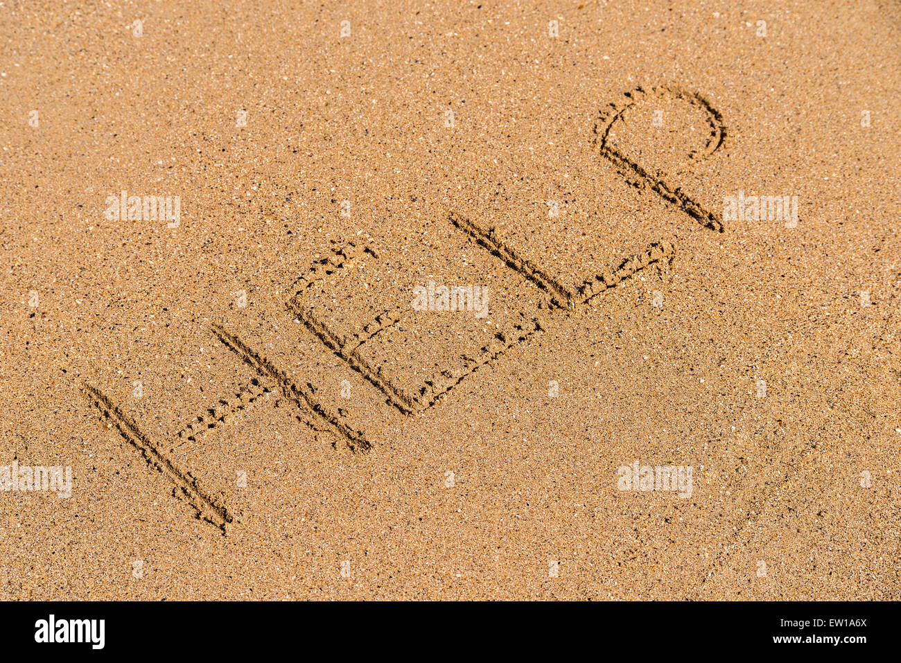 Aiutare a firmare tracciata sulla spiaggia di sabbia Foto Stock