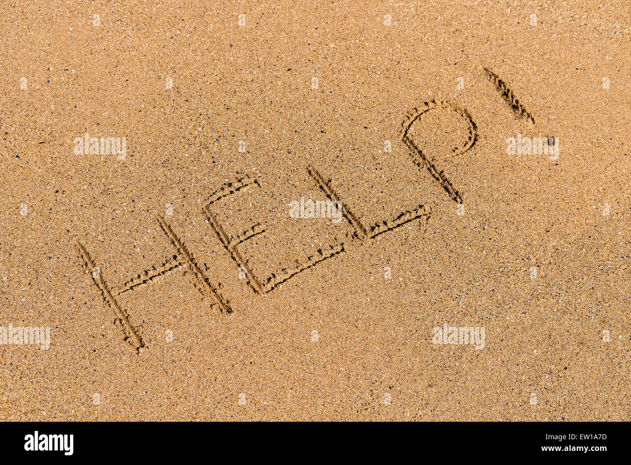 Aiutare a firmare tracciata sulla spiaggia di sabbia Foto Stock