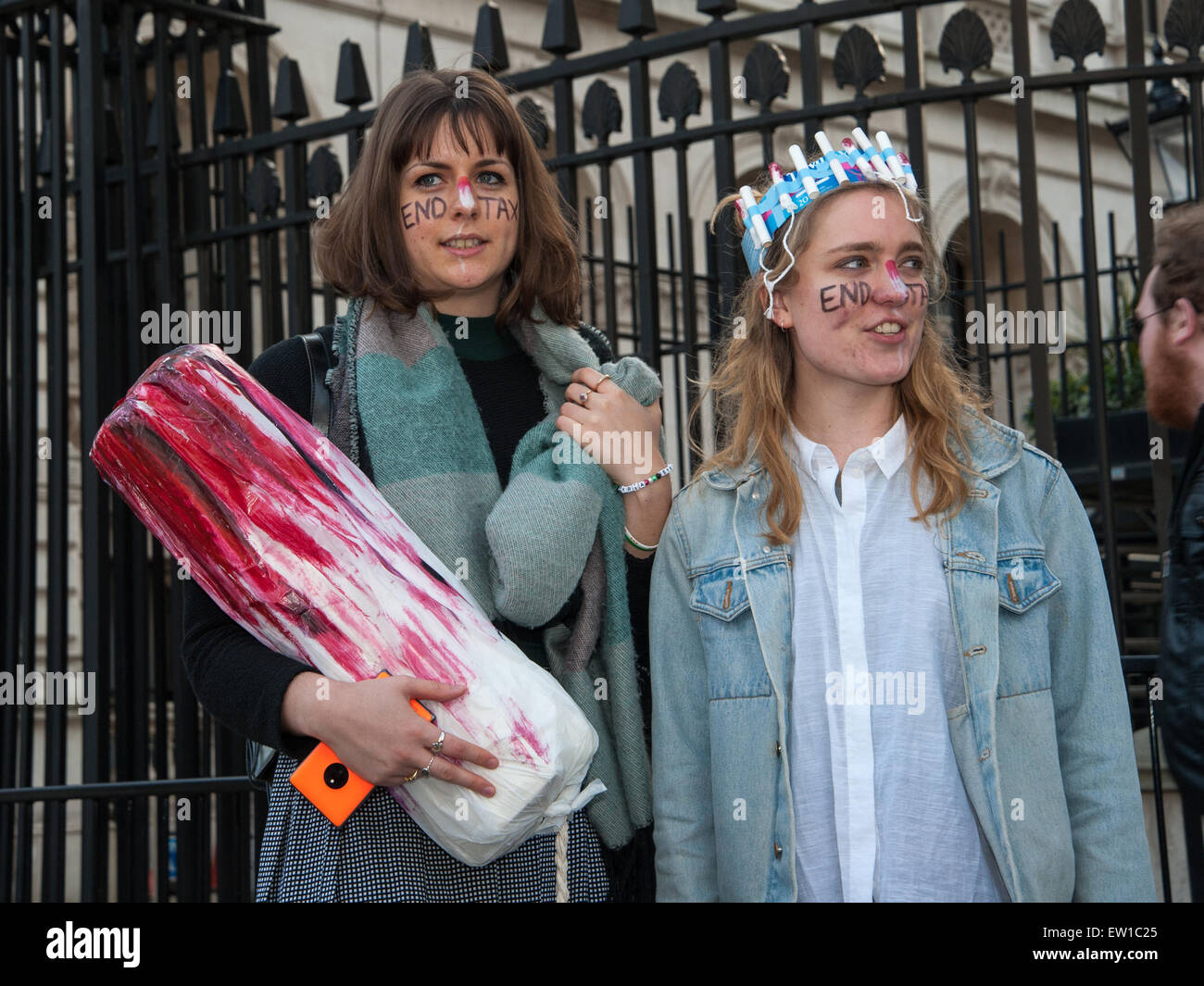 Gli attivisti si riuniscono a Downing Street per protestare contro la tassa sui tamponi. Dotato di: Vista Dove: Londra, Regno Unito quando: 02 Apr 2015 C Foto Stock