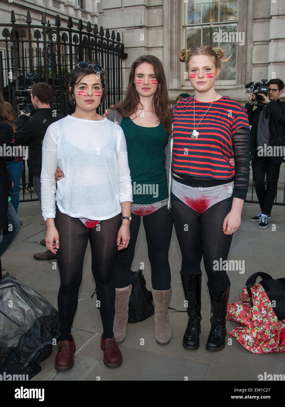 Gli attivisti si riuniscono a Downing Street per protestare contro la tassa sui tamponi. Dotato di: Vista Dove: Londra, Regno Unito quando: 02 Apr 2015 C Foto Stock