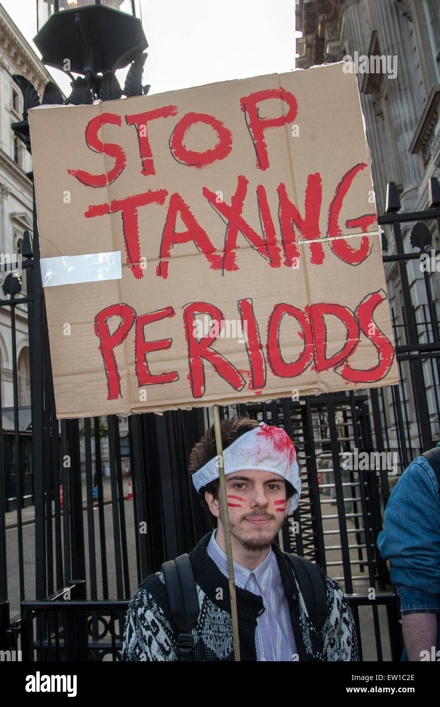 Gli attivisti si riuniscono a Downing Street per protestare contro la tassa sui tamponi. Dotato di: Vista Dove: Londra, Regno Unito quando: 02 Apr 2015 C Foto Stock