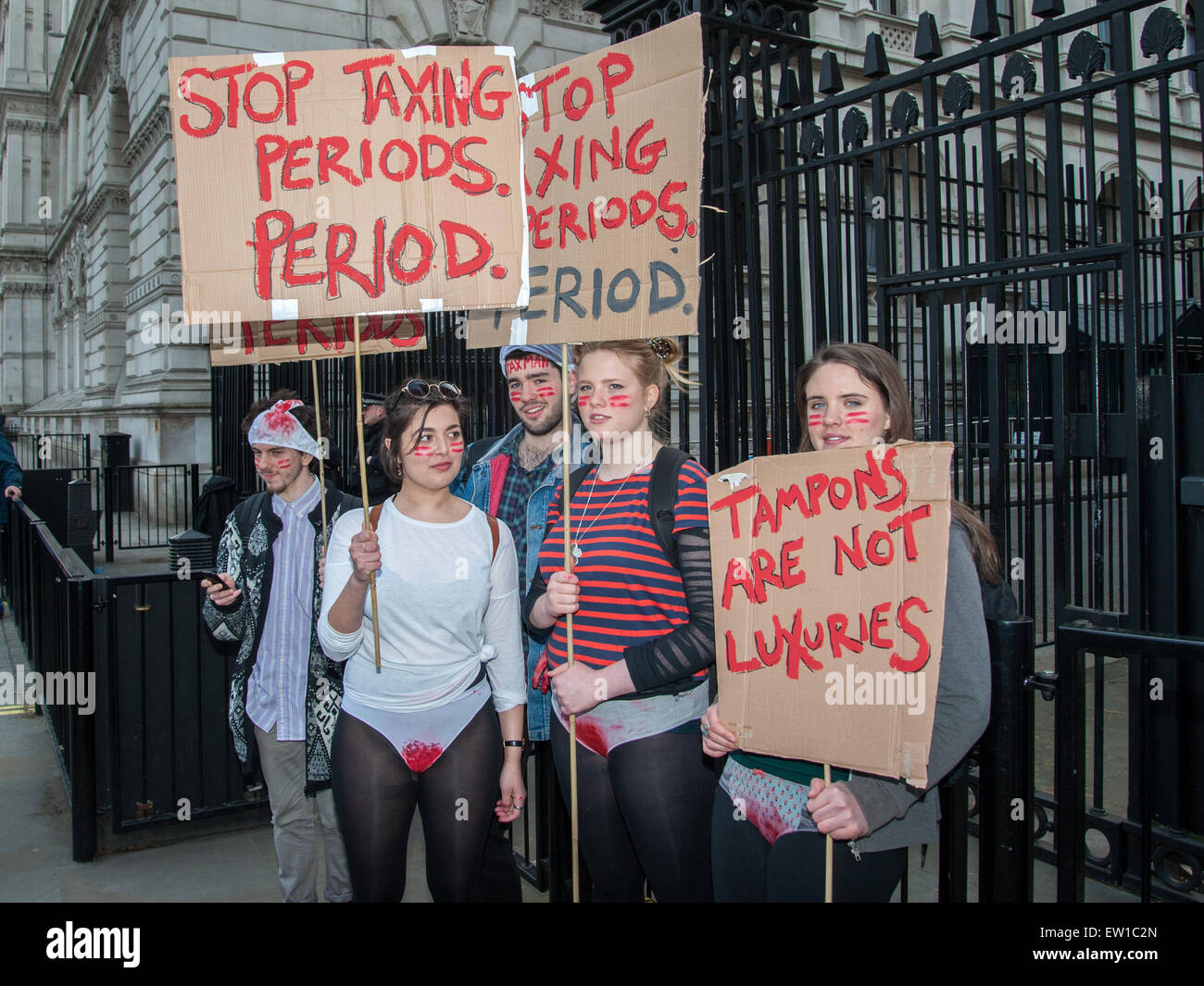 Gli attivisti si riuniscono a Downing Street per protestare contro la tassa sui tamponi. Dotato di: Vista Dove: Londra, Regno Unito quando: 02 Apr 2015 C Foto Stock