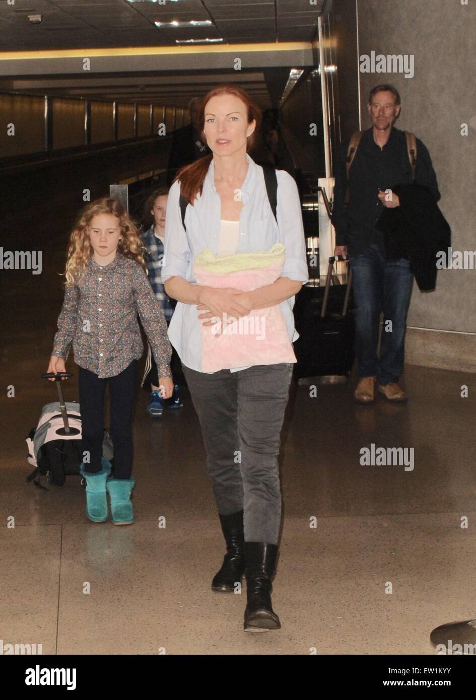 'Desperate casalinghe' star Marcia Cross arriva all'Aeroporto Internazionale di Los Angeles (LAX) con suo marito Tom Mahoney e le loro figlie gemelle, Eden e Savannah Mahoney con: Marcia Cross, Eden Mahoney, Savannah Mahoney, Tom Mahoney dove: Los Angeles, California, Stati Uniti quando: 03 Apr 2015 C Foto Stock