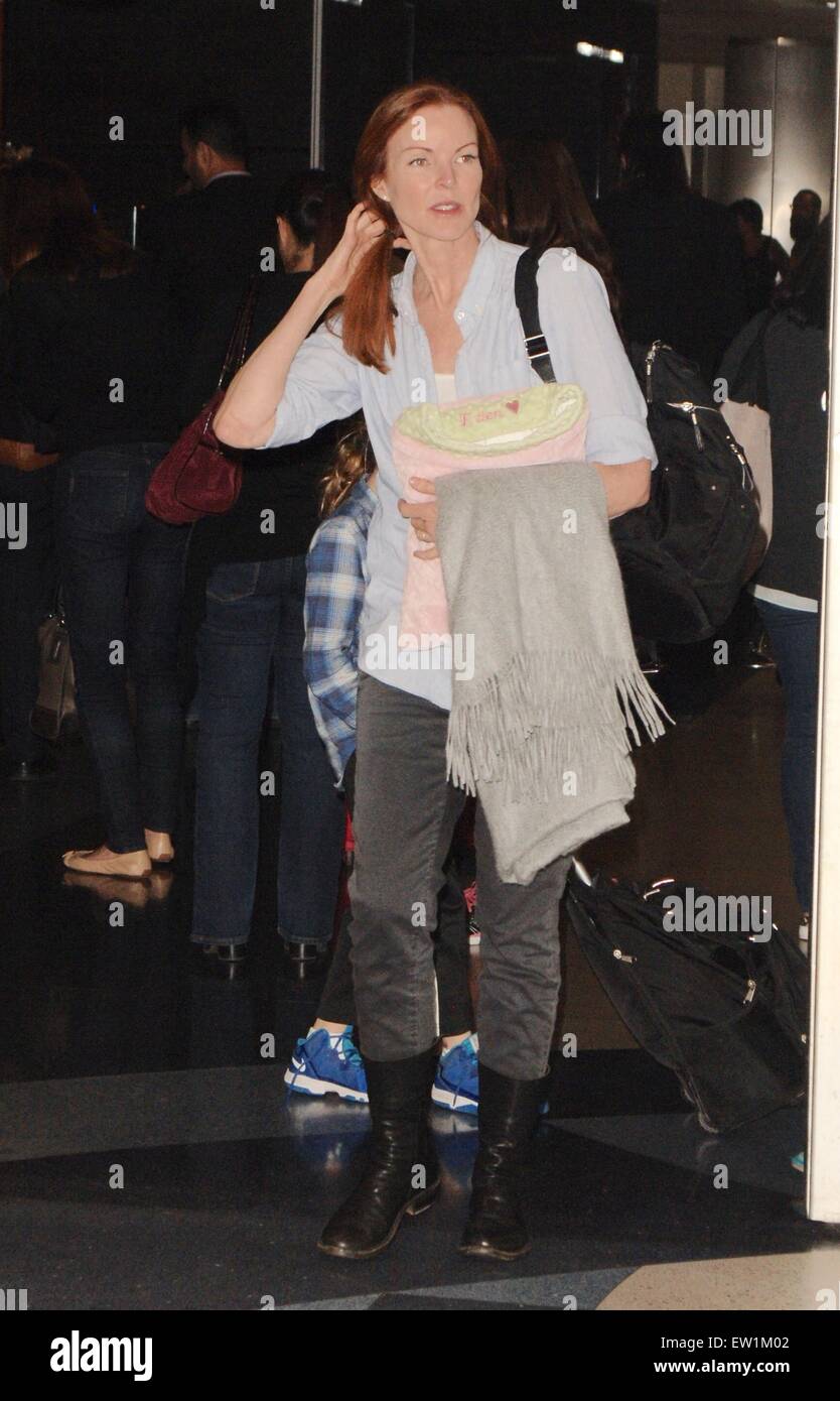 'Desperate casalinghe' star Marcia Cross arriva all'Aeroporto Internazionale di Los Angeles (LAX) con suo marito Tom Mahoney e le loro figlie gemelle, Eden e Savannah Mahoney con: Marcia Cross dove: Los Angeles, California, Stati Uniti quando: 03 Apr 2015 C Foto Stock