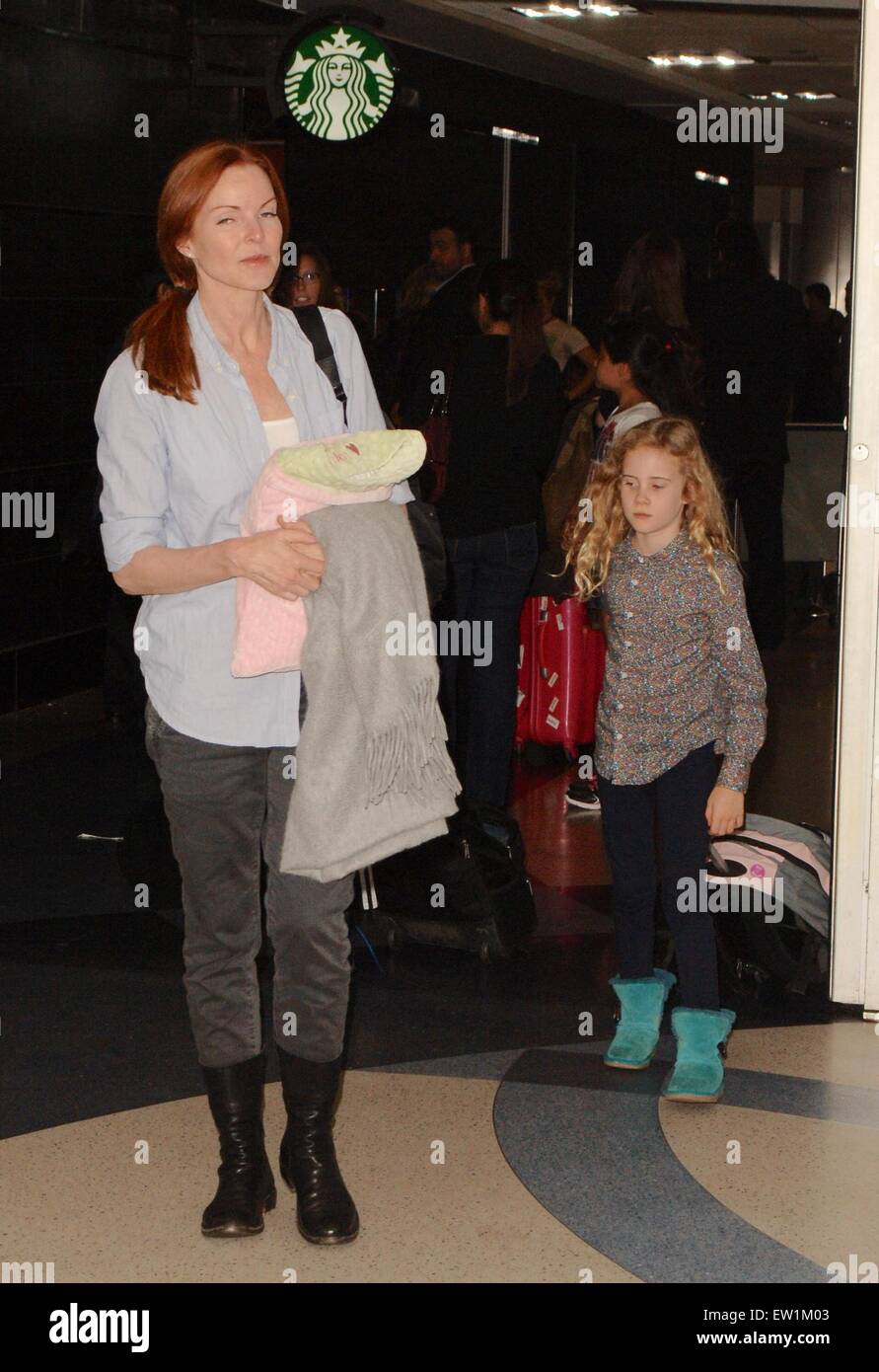 'Desperate casalinghe' star Marcia Cross arriva all'Aeroporto Internazionale di Los Angeles (LAX) con suo marito Tom Mahoney e le loro figlie gemelle, Eden e Savannah Mahoney con: Marcia Cross, Eden Mahoney dove: Los Angeles, California, Stati Uniti quando: 03 Apr 2015 C Foto Stock