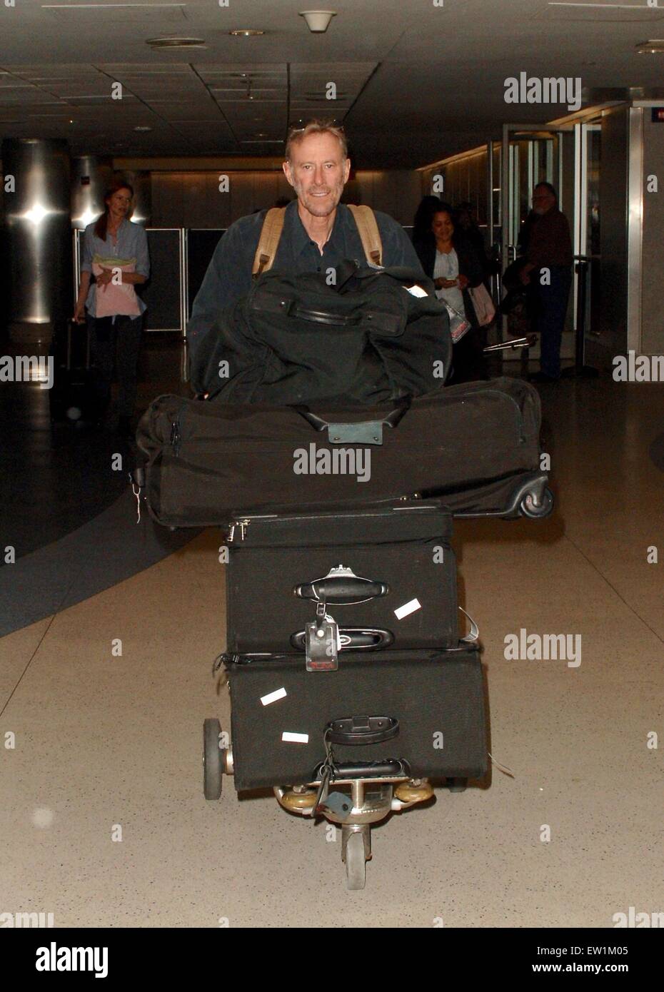 'Desperate casalinghe' star Marcia Cross arriva all'Aeroporto Internazionale di Los Angeles (LAX) con suo marito Tom Mahoney e le loro figlie gemelle, Eden e Savannah Mahoney con: Tom Mahoney, Marcia Cross dove: Los Angeles, California, Stati Uniti quando: 03 Apr 2015 C Foto Stock