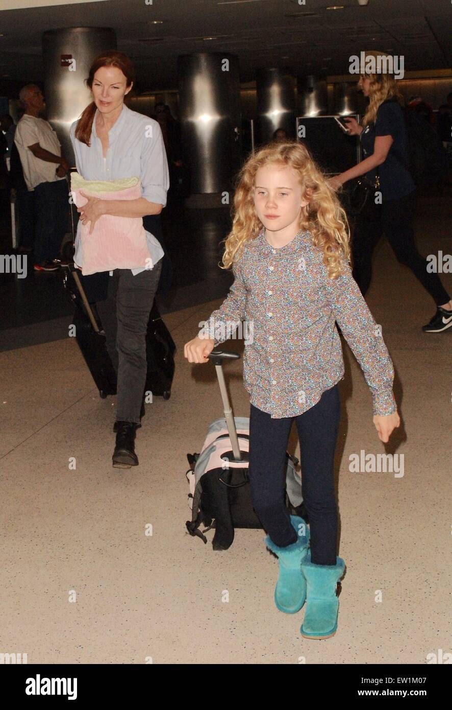 'Desperate casalinghe' star Marcia Cross arriva all'Aeroporto Internazionale di Los Angeles (LAX) con suo marito Tom Mahoney e le loro figlie gemelle, Eden e Savannah Mahoney con: Marcia Cross, Eden Mahoney dove: Los Angeles, California, Stati Uniti quando: 03 Apr 2015 C Foto Stock