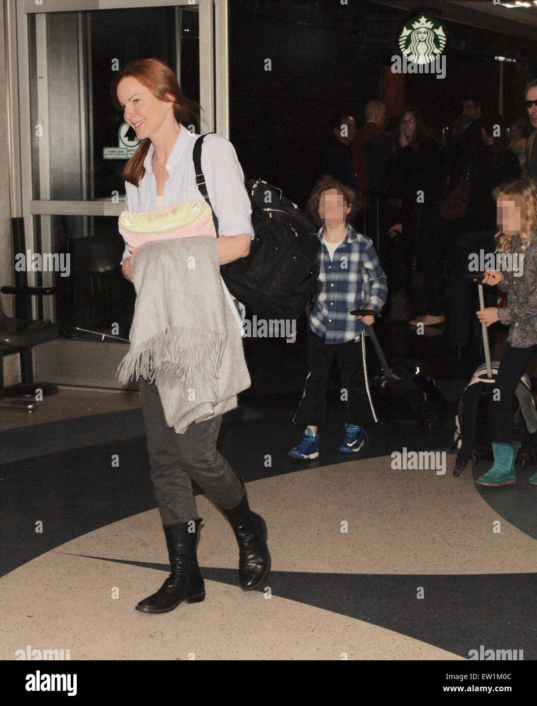 'Desperate casalinghe' star Marcia Cross arriva all'Aeroporto Internazionale di Los Angeles (LAX) con suo marito Tom Mahoney e le loro figlie gemelle, Eden e Savannah Mahoney con: Marcia Cross, Eden Mahoney, Savannah Mahoney dove: Los Angeles, California, Stati Uniti quando: 03 Apr 2015 C Foto Stock