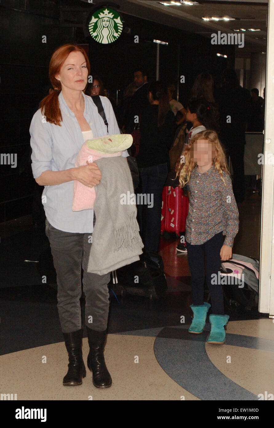 'Desperate casalinghe' star Marcia Cross arriva all'Aeroporto Internazionale di Los Angeles (LAX) con suo marito Tom Mahoney e le loro figlie gemelle, Eden e Savannah Mahoney con: Marcia Cross, Eden Mahoney dove: Los Angeles, California, Stati Uniti quando: 03 Apr 2015 C Foto Stock