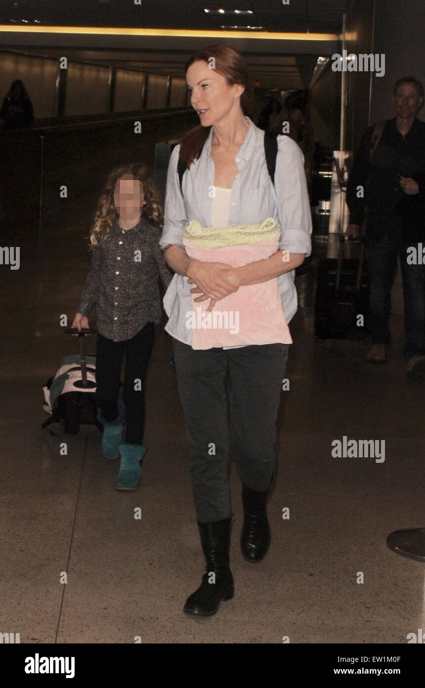 'Desperate casalinghe' star Marcia Cross arriva all'Aeroporto Internazionale di Los Angeles (LAX) con suo marito Tom Mahoney e le loro figlie gemelle, Eden e Savannah Mahoney con: Marcia Cross, Eden Mahoney dove: Los Angeles, California, Stati Uniti quando: 03 Apr 2015 C Foto Stock
