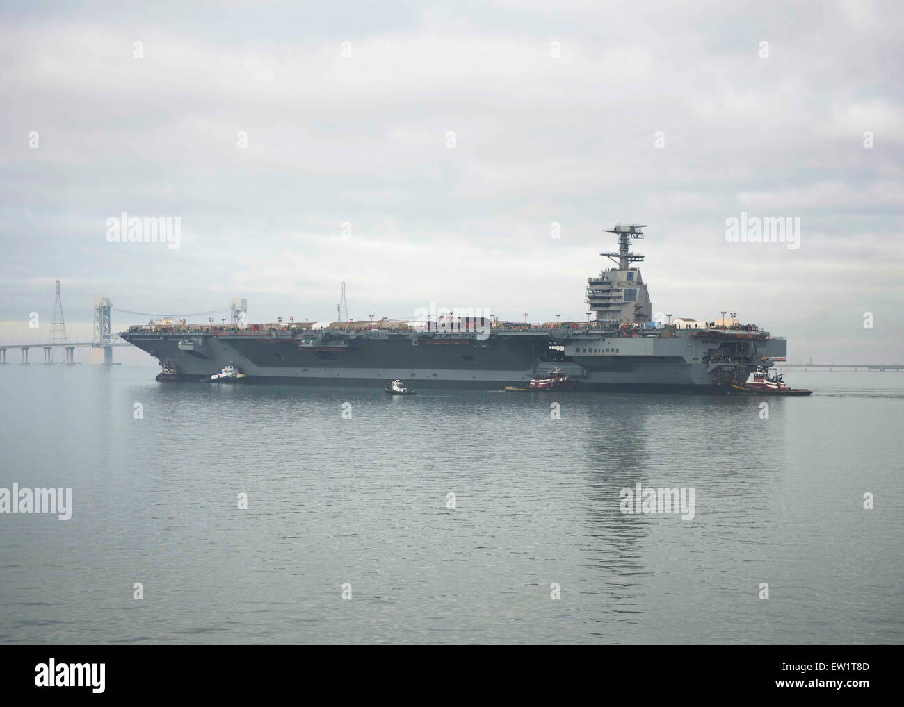 Newport News, Virginia, 17 Novembre 2013- Unità Pre-Commissioning Gerald Ford (CVN 78) transita il James River durante la sh Foto Stock